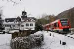 Am 28.02.2020 fährt 620 019/519 mit seinem RE von Köln nach Trier an der Urfter Mühle vorbei