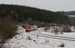 In einem großen Bogen fährt 620 524 am 28.02.2020 hinauf zum 495 m hoch gelegenen Bahnhof Blankenheim (Wald). Auf dem etwa 30 km langen Streckenabschnitt zwischen Mechernich (300 m) und dem Scheitelpunkt bei Schmidtheim (550 m) überwindet die Eifelbahn einen Höhenunterschied von immerhin 250 Metern.