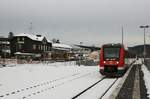 Am 28.02.2020 fährt 620 006 in Blankenheim (Wald) ein, links im Hintergrund das nicht mehr genutzte Bahnhofsgebäude.