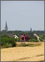 Kirchtrme prgen das Landschaftsbild unweit von Euskirchen. Am frhen Abend sind zwei V100 Dieselloks auf der Eifelbahn unterwegs.Hier ein Nachschu ,hinein in Richtung EU/Juli 2013.