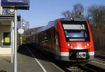 620 045, der als 622 005 das Licht der Bahnwelt erblickte und bald darauf ein 621er Zwischenteil erhielt, als RB 24 nach Kall in Satzvey, 3.12.16.