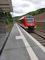 Aufgenommen am 7. Juli 2022: RB 30  Rhein-Ahr-Bahn , KBS 477, fährt in den neu gestalteten Haltepunkt Bad Neuenahr-Ahrweiler-Markt ein, um weiter nach Bonn zu fahren. Die KBS 477 ist vorerst erst ab Walporzheim befahrbar.