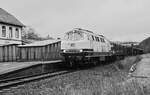 Mit einem Güterzug wartet 215 034-0 im Bahnhof Daun auf die Weiterfahrt (Frühjahr 1989)