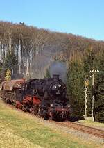 Auch die 58 311 war bei der Plandampfveranstaltung im Oktober 2010 auf der Eifelquerbahn dabei, hier kommt sie in Dockweiler-Dreis an