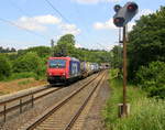 482 031-2 von der SBB-Cargo kommt mit einem Containerzug aus Gallarate(I) nach Antwerpen-Oorderen(B) und kommt aus