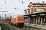 RTS 2016 906 durchfährt mit einem aus Stolberg Gbf kommenden Güterzug den Bahnhof Düren.