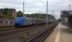 185 510-5 von Railtraxx  kommt mit einem gemischten Güterzug aus Antwerpen-Waaslandhaven(B) nach Linz-Voestalpine(A) und kommt aus Richtung Aachen-West,Aachen-Schanz,Aachen-Hbf,Aachen-Rothe-Erde,Aachen-Eilendorf,Stolberg-Hbf(Rheinland)Eschweiler-Hbf und fährt durch Langerwehe in Richtung Düren,Merzenich,Buir,Horrem,Kerpen-Köln-Ehrenfeld,Köln-West,Köln-Süd. 
Aufgenommen von Bahnsteig 5 in Langerwehe.
Bei Regenwolken am Nachmittag vom 10.7.2018.