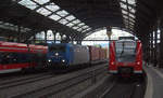 185 510-5 von Railtraxx kommt aus Richtung Aachen-West,Aachen-Schanz mit einem Containerzug aus Zeebrugge-Ramskapelle(B) nach Oradea(RO) und fährt durch Aachen-Hbf in Richtung