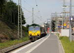 Die Class 66 266 031-4 von Railtraxx mit viel Dieselpower mit einem langen Containerzug aus Köln-Eifeltor(D) nach Genk-Haven(B) und kommt aus Richtung