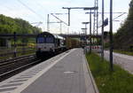 Die Class 66 653-04 fährt für Crossrail kommt mit einem MSC-Containerzug aus Antwerpen-Krommenhoek(B) nach Germersheim(D) und kommt aus Richtung