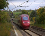 Der Thalys aus Köln-Hbf nach Paris(F) kommt aus Richtung Köln und rast durch Aachen-Eilendorf in Richtung Aachen-Hbf. 
Aufgenommen vom Bahnsteig 1  in Aachen-Eilendorf. 
Bei Wolken am  Nachmittag vom 12.10.2019.