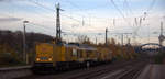 203 308-2 von DB-Bahnbau kommt mit einem DB-Netz Fahrzeug aus Köln nach Aachen-Rothe-Erde und fährt durch Düren in Richtung Aachen.
Aufgenommen vom Bahnsteig 3 in Düren. 
Bei Sonne und Wolken am Nachmittag vom 23.11.2019.