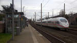 Der ICE3 DB aus Frankfurt am Main(D) nach Brüssel-Süd(B) und kommt aus Richtung Köln und rast durch Langerwehe in Richtung  Aachen.
Aufgenommen von Bahnsteig 4 in Langerwehe. 
Bei Sonne und Wolken am Mittag vom 20.12.2019.