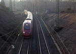 Der Thalys kommt aus Paris-Nord(F) nach Köln-Hbf(D) und kommt aus Richtung Aachen-Hbf,Aachen-Rothe-Erde und fährt durch Achen-Eilendorf in Richtung Stolberg-Hbf(Rheinland)Eschweiler-Hbf,Nothberg,Langerwehe,Düren,Merzenich,Buir,Horrem,Kerpen-Köln-Ehrenfeld,Köln-Hbf. 
Aufgenommen von der Eisenbahnbrücke Aachen-Eilendorf. 
Bei Sonne am Nachmittag vom 28.12.2019.