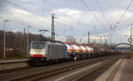 186 502-1 fährt für DB kommt mit einem Kesselzug aus Ludwigshafen-BASF nach Antwerpen-BASF(B) und kommt aus Richtung Köln-Süd,Köln-West,Köln-Ehrenfeld,Kerpen,Horrem,Buir,Merzenich und fährt durch Düren in Richtung ,Langerwehe,Eschweiler-Hbf,Stolberg-Hbf(Rheinland),Aachen-Eilendorf,Aachen-Rothe-Erde,Aachen-Hbf,Aachen-Schanz,Aachen-West.
Aufgenommen vom Bahnsteig 3 in Düren.
Am Nachmittag vom 29.12.2019.