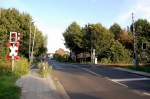 Dieser an der Erftbahn gelegene Bahnbergang verbindet den Ortskern von Neuss Holzheim mit dem Gewerbegebiet.