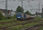 Mit Kohlestaubwagen im Nacken kommt hier die Vossloh 9280 1272 001-9 D-VL durch Grevenbroich gefahren, gleich biegt sie in die Strecke nach Neuss ab. Grevenbroich den 16.8.2017