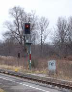 Hier sehen wir das Ausfahrsignal vom Bahnhof Gustorf. Dieser Bahnhof wurde in den letzten 20ig Jahren bis auf das Anschlugleis zum Kraftwerk Frimmersdorf und ein Durchgangsgleis minimiert.-Foto 12.01.2008-