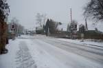 Bahnbergang Friedhofstrae in Neuss Holzheim an der Erftbahn. 13.2.2010