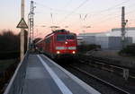 111 129 DB kommt die Kohlscheider-Rampe hoch aus Richtung Neuss,Herzogenrath mit einem RE4 Verstärkerzug aus Düsseldorf-Hbf nach Aachen-Hbf und hält in Kohlscheid und fährt dann