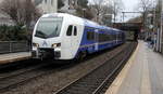 Ein Holländischer Regionalzug aus Aachen-Hbf(D) nach Maastricht(NL) und kommt aus Richtung Aachen-Hbf und fährt durch Aachen-Schanz in Richtung