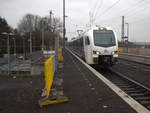 Ein Holländischer Regionalzug aus Aachen-Hbf(D) nach Maastricht(NL) und kommt aus Richtung Aachen-West,Laurensberg,Richterich und fährt durch Kohlscheid in Richtung Herzogenrath. Aufgenommen von Bahnsteig 1 in Kohlscheid.
Bei Regenwetter am Nachmittag vom 1.3.2019