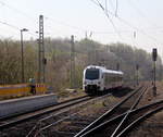 Ein Holländischer Regionalzug aus Aachen-Hbf(D) nach Maastricht(NL) und kommt aus Richtung Aachen-West,Laurensberg,Richterich und fährt durch Kohlscheid in Richtung Herzogenrath.