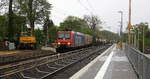 482 004-9 von SBB-Cargo kommt als Umleiter aus Richtung Aachen-West mit einem langen Containerzug aus Antwerpen-Oorderen(B) nach Gallarate(I) und fährt durch Kohlscheid in Richtung