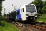 Ein Holländischer Regionalzug aus Aachen-Hbf(D) nach Maastricht(NL) und kommt aus Richtung Aachen-West,Laurensberg,Richterich und fährt durch Uersfeld in Richtung Herzogenrath.