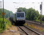 186 384-4 von Akiem/Lineas kommt durch Kohlscheid aus Richtung Aachen-West mit einem Kesselzug aus Antwerpen-Kanaaldok(B) nach Millingen-Solvay(D) Laurensberg,Richterich und fährt durch