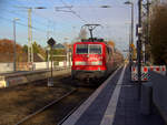 Ein Nachschuss von der 111 127 DB schiebt den RE4 aus Aachen-Hbf nach Dortmund-Hbf und kommt aus Richtung Aachen-West,Laurensberg,Richterich, und fährt durch Kohlscheid in Richtung