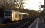 Ein Holländischer Regionalzug aus Aachen-Hbf(D) nach Maastricht(NL) und kommt aus Richtung Aachen-West,Laurensberg,Richterich und fährt durch Kohlscheid in Richtung Herzogenrath.