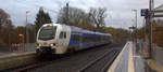 Ein Holländischer Regionalzug aus Aachen-Hbf(D) nach Maastricht(NL) und kommt aus Richtung Aachen-West,Laurensberg,Richterich und fährt durch Kohlscheid in Richtung Herzogenrath.