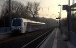 Ein Holländischer Regionalzug aus Aachen-Hbf(D) nach Maastricht(NL) und kommt aus Richtung Aachen-West,Laurensberg,Richterich und fährt durch Kohlscheid in Richtung Herzogenrath.