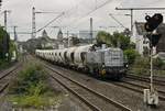 Die DE 504 von RheinCargo transportiert am 09.07.2020 einen Leerzug durch Düsseldorf-Flingern nach Dornap-Hahnenfurth