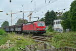 Durch den Rheydter Hbf kommt am Morgen des 15.9.2022 die 193 333 mit einem Schiebewandwagenzug gen Aachen gefahren. 
Da ich nun schon drei Jahre fast nicht mehr in Rheydt war, musste ich feststellen das alle schönen Fotopunkte durch den Neubau des Empfangsgebäudes und der Bauarbeiten an den Bahnsteigen mit Bauutensilien zugestellt sind. Auch der verbleibende freie Platz ist mit wildem Flieder zugewuchert. Kein schöner Fotostandort mehr.