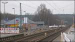 Hier der ehem. bach-Palenberger Bahnsteig. Dieser wird im moment komplett erneuert, weshalt die Zge hinten am Behelfsbahnsteig halten. 7.3.2009 (Im Hintergrund erkennt man mal wieder schn einen gefhrlichen Eingriff in den Schienenverkehr) 