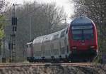 Mit einem 761.2 Steuerwagen am Schluss legt sich der RE10424 mit 111 009-7 an der Spitze bei Frelenberg in die Kurve, hinter der Kurve fhrt er geradewegs auf den Haltepunkt bach-Palenberg zu 18.4.10