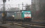 Die Cobra 2821 kommt mit einem gemischten Gterzug aus Kln-Gremberg und fhrt in Aachen-West ein bei Wolken am 1.3.2012.