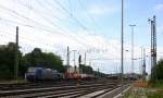 145 CL-202 von Crossrail fährt mit einem langen Containerzug aus Belgien nach Italien bei der Ausfahrt aus Aachen-West und fährt in Richtung Aachen-Schanz,Aachen-Hbf,Köln bei Sonne und