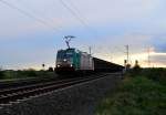 2902/E186 347-1 mit einem Schiebewandwagenzug bei Wickrathhahn am Bü Am Chur/In der Schley gen Rheydt fahrend am Abend des 7.10.2014