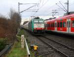 Die Cobra 2843 kommt die Kohlscheider-Rampe hoch mit einem langen Kalkleerzug aus Millingen(D) nach Yves-Gomezee(B) und fährt durch Kohlscheid in Richtung Richterich,Laurensberg,Aachen-West.