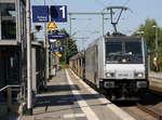 185 692-1 von Railpool kommt aus Richtung Mönchengladbach-Hbf,Rheydt-Hbf,Wickrath,Beckrath,Herrath mit einem langen Toyota-Autozug aus Polen nach Belgien und fährt durch Erkelenz in Richtung