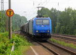 185 515-4 von Railtraxx kommt als Umleiter aus Richtung Aachen-West mit einem gemischten Güterzug aus Antwerpen-Waaslandhaven(B) nach Linz-Voestalpine(A) und fährt durch Kohlscheid und fährt in Richtung Herzogenrath,Neuss. 
Aufgenommen von Bahnsteig 1 in Kohlscheid. 
Am 12.6.2018. 