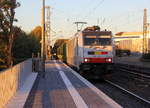186 258-0 von Lineas/Railpool kommt die Kohlscheider-Rampe hoch aus Richtung Mönchengladbach,Herzogenrath mit einem schweren Holzzug aus Duisburg-Wedau(D) nach Kinkempois(B) und fährt durch Kohlscheid in Richtung Richterich,Laurensberg,Aachen-West. 
Aufgenommen vom Bahnsteig 2 in Kohlscheid. 
In der Abendstimmung am Abend vom 27.9.2018.