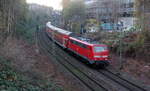 Ein Nachschuss von der 111 126 DB schiebt den RE4 aus Aachen-Hbf nach Dortmund-Hbf und kommt aus Richtung Aachen-Hbf in Richtung Aachen-Schanz,Aachen-West,Laurensberg,Richterich,Kohlscheid,Herzogenrath,Palenberg,Zweibrüggen,Frelenberg,Geilenkirchen,Süggerath,Lindern,Brachelen,Hückelhoven-Baal,Baal,Erkelenz, Herrath,Beckrath,Wickrath,Rheydt-Hbf,Mönchengladbach-Hbf. 
Aufgenommen von einer Brücke von der Weberstraße in Aachen.
Am Nachmittag vom 23.11.2018.