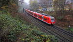Ein Nachschuss von der Rhein Niers Bahn (RB33) aus Aachen-Hbf nach Heinsberg-Rheinland-Duisburg-Hbf und kommt aus Richtung Aachen-Hbf in Richtung Aachen-Schanz,Aachen-West,Laurensberg,Richterich,Kohlscheid,Herzogenrath,Palenberg,Zweibrüggen,Frelenberg,Geilenkirchen,Süggerath,Lindern,Brachelen,Hückelhoven-Baal,Baal,Erkelenz, Herrath,Beckrath,Wickrath,Rheydt-Hbf,Mönchengladbach-Hbf. 
Aufgenommen von einer Brücke von der Weberstraße in Aachen.
Bei Regenwetter am Nasskalten Morgen vom 27.11.2018.