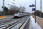 186 494-1 von Lineas/Railpool  kommt durch Kohlscheid aus Richtung Aachen-West mit einem langen Kesselzug aus Antwerpen-Kanaaldok(B) nach Millingen-Solvay(D) Laurensberg,Richterich und fährt