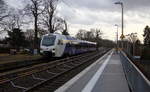 Ein Holländischer Regionalzug aus Aachen-Hbf(D) nach Maastricht(NL) und kommt aus Richtung Aachen-West,Laurensberg,Richterich und fährt durch Kohlscheid in Richtung Herzogenrath.