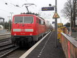 Ein Nachschuss von der 111 115 DB schiebt den RE4 aus Aachen-Hbf nach Dortmund-Hbf und kommt aus Richtung Aachen-West,Laurensberg,Richterich, und fährt durch Kohlscheid in Richtung